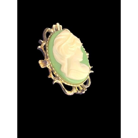 Vintage Signed Gerrys Brooch Pin Cameo White on Green Goldtone 2.25" x 1.5" - Picture 3 of 7